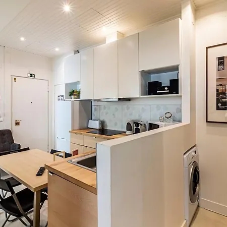 Apartament 3 Bedrooms And Premium Location In Chiado Lizbona